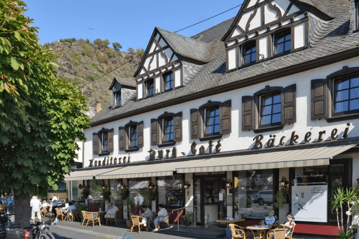 Direkt an der Mosel mit Blick auf die Weinberge: das Moselhotel Burg-Café.