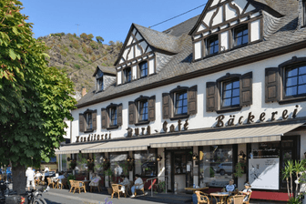 Direkt an der Mosel mit Blick auf die Weinberge: das Moselhotel Burg-Café.