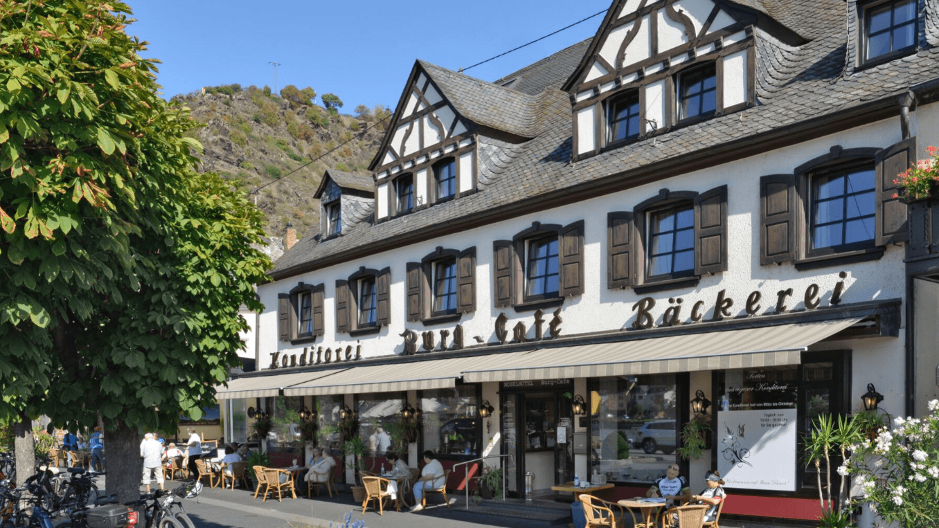 Direkt an der Mosel mit Blick auf die Weinberge: das Moselhotel Burg-Café.