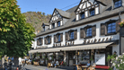Direkt an der Mosel mit Blick auf die Weinberge: das Moselhotel Burg-Café.