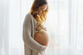 Im 7. Schwangerschaftsmonat ist der stark gewölbte Bauch für die Außenwelt offensichtlich.
