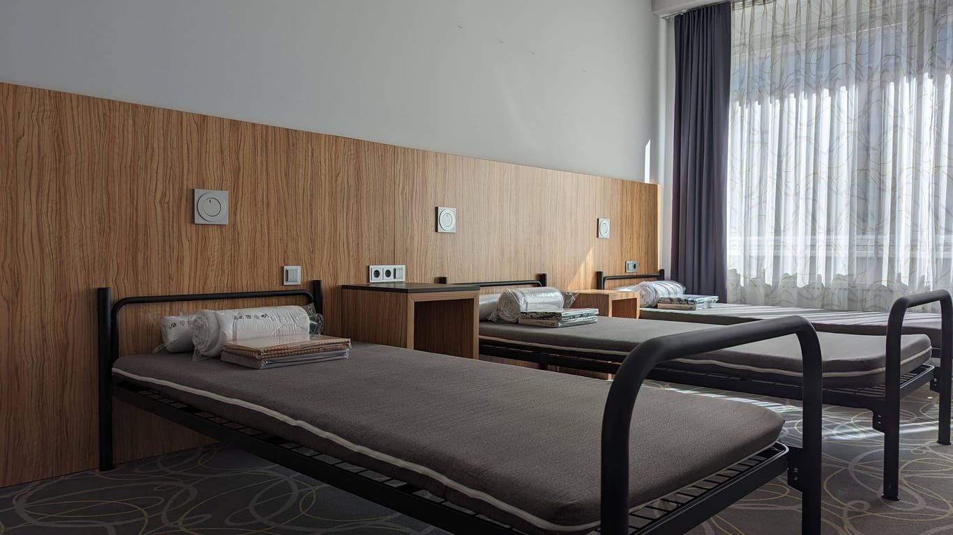 Die Hotelbetten sind herausgeflogen – um den Platz ideal auszunutzen. Das heißt allerdings nicht, dass in den Zimmern jetzt mehr Betten stehen als zu Hotelzeiten.