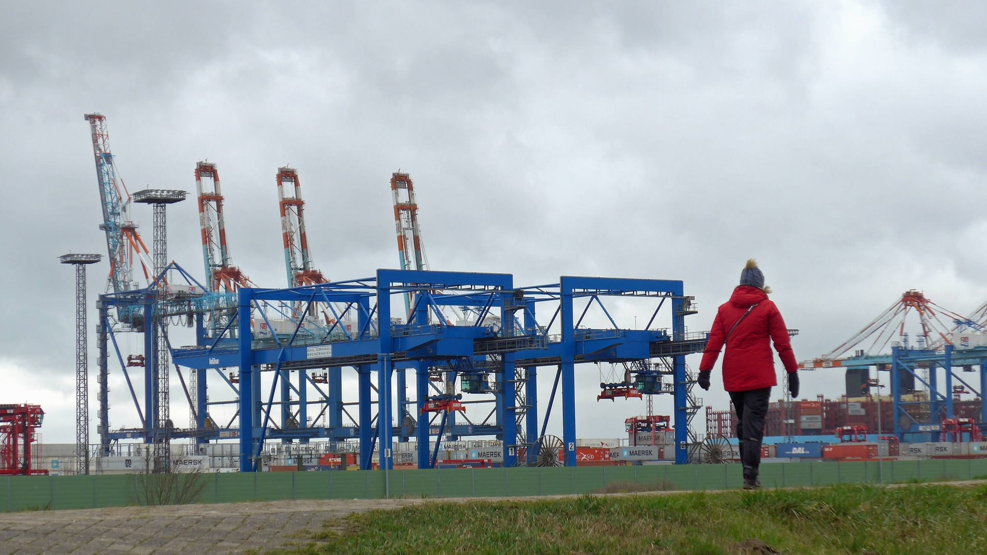 Blick vom Deich auf das Containerterminal Bremerhaven (Symbolbild): Fehlende Planungssicherheit machte Gespräche zwischen den Häfen zuletzt schwierig. Blick vom Deich auf das Containerterminal Bremerhaven (Symbolbild): Fehlende Planungssicherheit machte Gespräche zwischen den Häfen zuletzt schwierig.