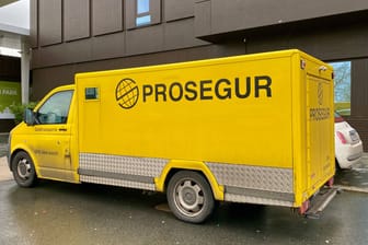 Ein Transporter des Unternehmens Prosegur (Archivbild): Eine Mitarbeiterin soll mehrere Millionen Euro gestohlen haben.