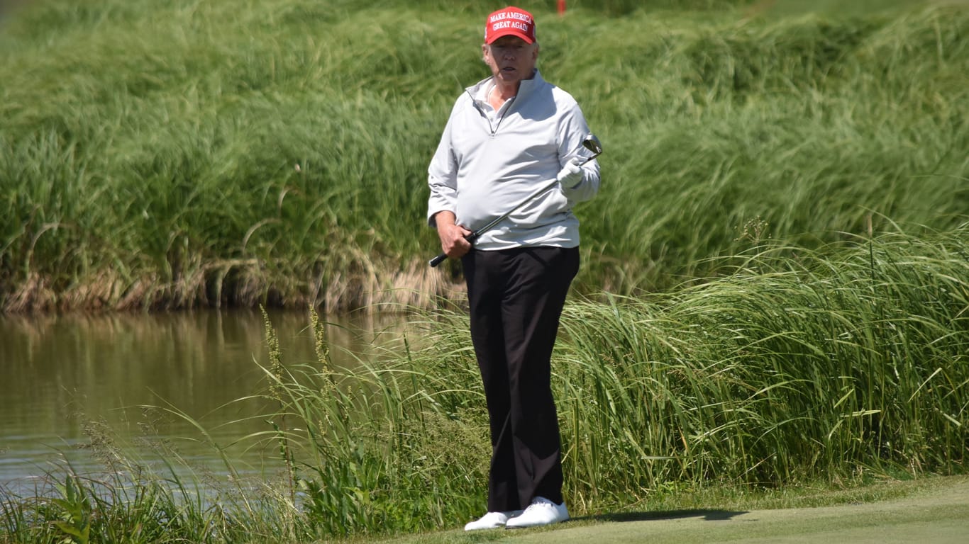 Rentner-Sport, aber nicht amtsmüde: Donald Trump auf einem seiner vielen Golfplätze (Archivbild):