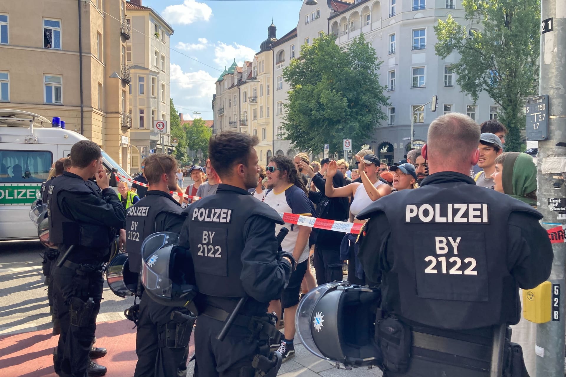 Einsatzkräfte der Polizei stehen Klimaaktivisten gegenüber: Sie lösten eine Blockade auf.