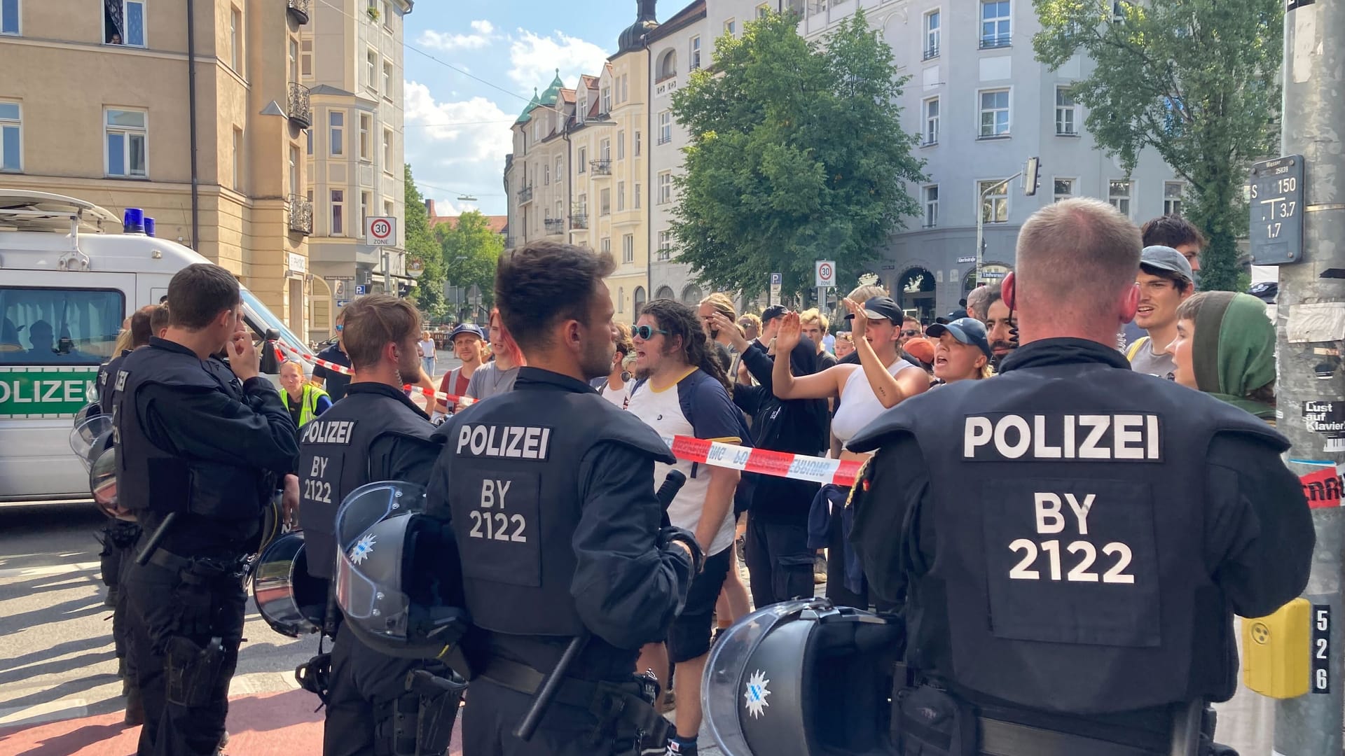 Einsatzkräfte der Polizei stehen Klimaaktivisten gegenüber: Sie lösten eine Blockade auf.