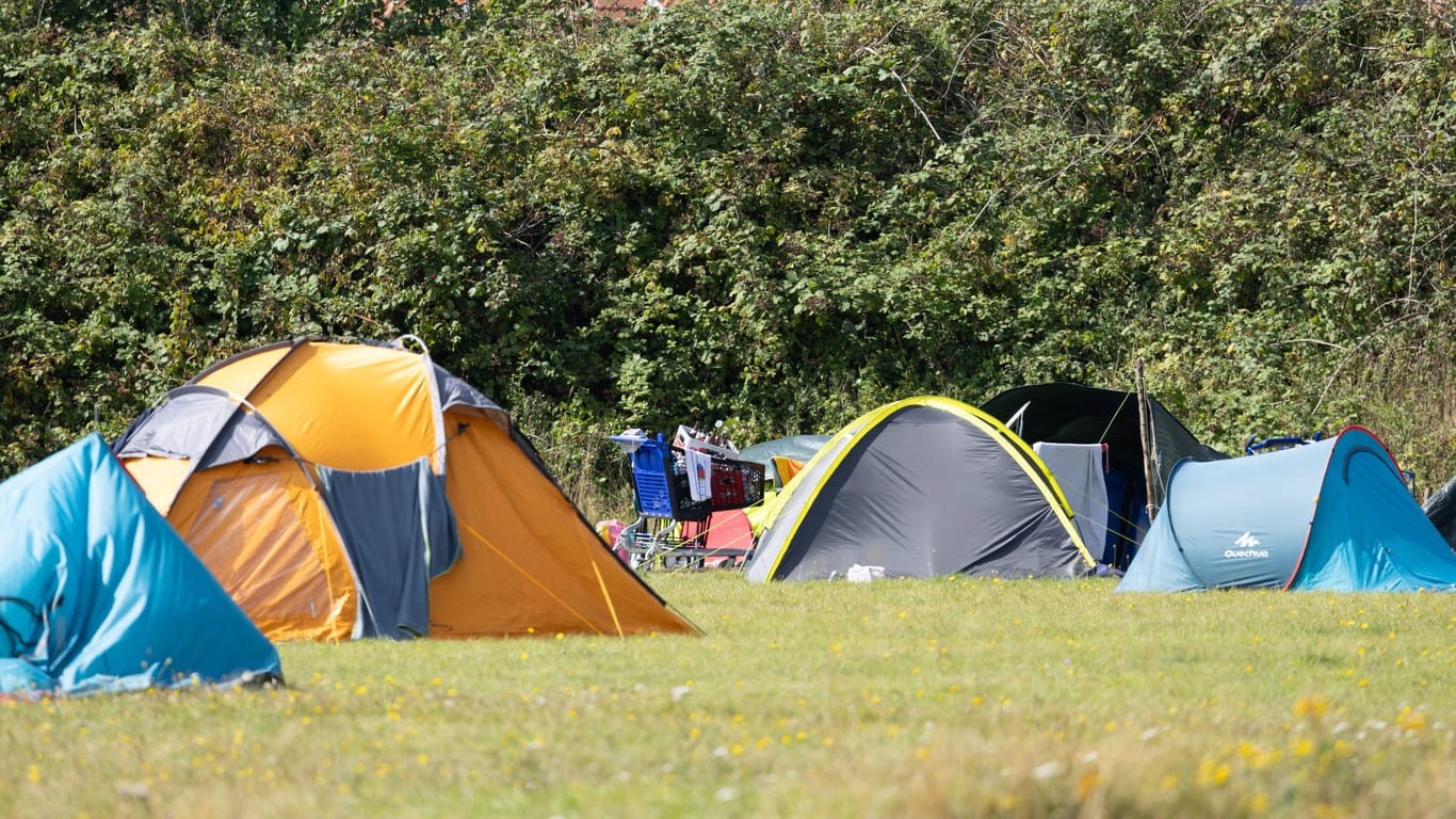Zelte des Punker-Protestcamps in Tinnum auf Sylt: Für die letzten Tage auf der Insel haben sie sich etwas Besonderes überlegt.