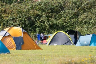 Zelte des Punker-Protestcamps in Tinnum auf Sylt: Für die letzten Tage auf der Insel haben sie sich etwas Besonderes überlegt.