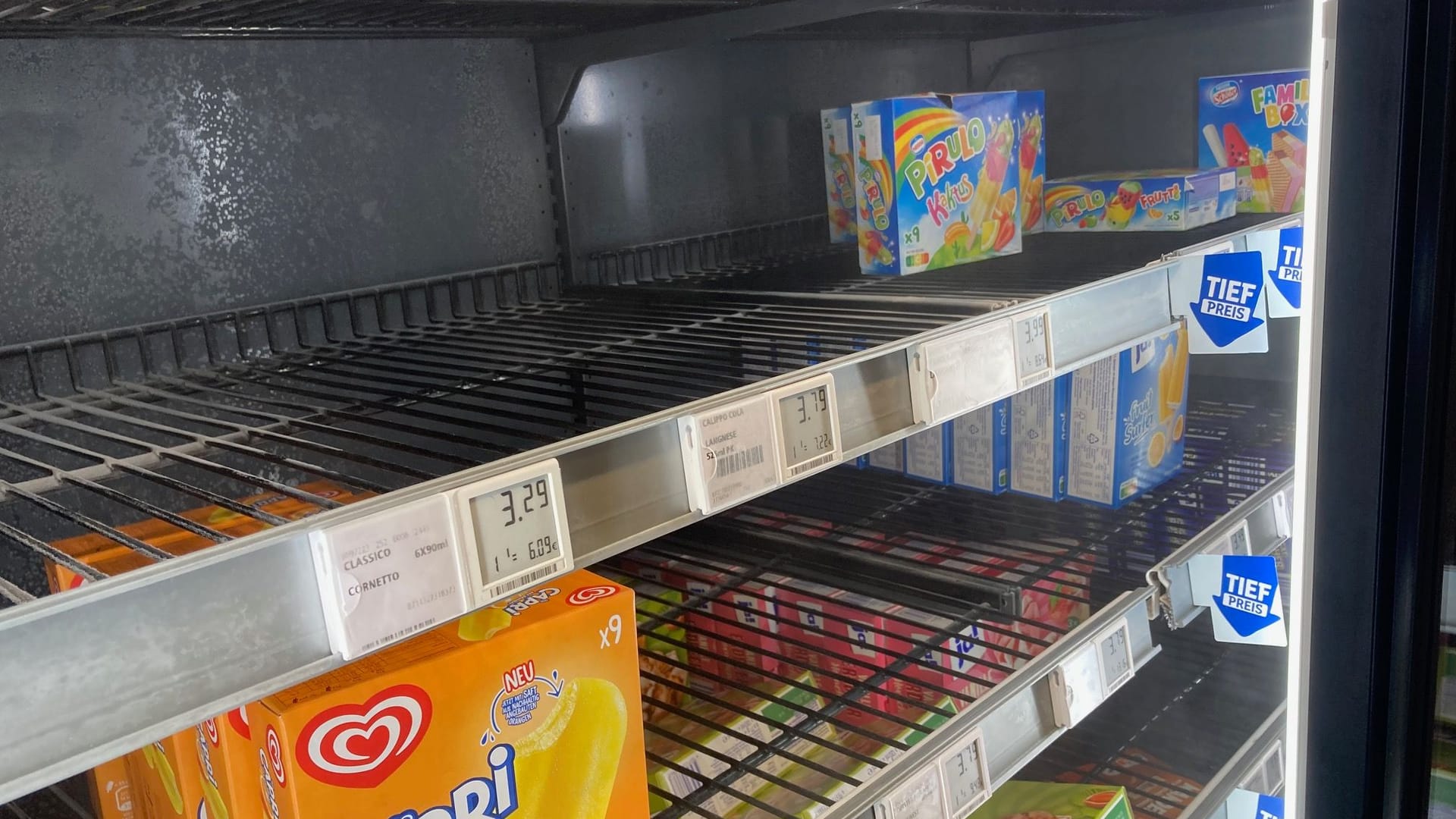 Tiefkühlregal: Neben Kühlware fehlen auch viele Tiefkühlprodukte. (Rewe Berlin)