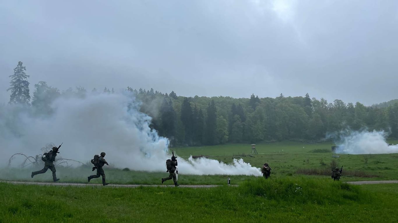 Nebelgranaten zünden auf einem Übungsgelände der Bundeswehr, auf dem ukrainische Soldaten ausgebildet werden. (Archivbild)