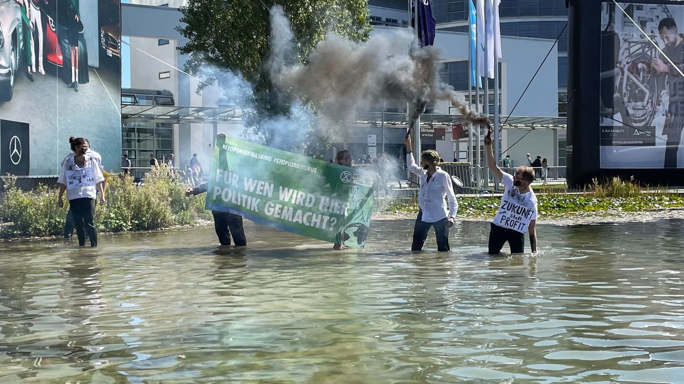 Unterstützter der Umweltschutzbewegung Extinction Rebellion haben am Dienstag im Messesee vor der IAA demonstriert.