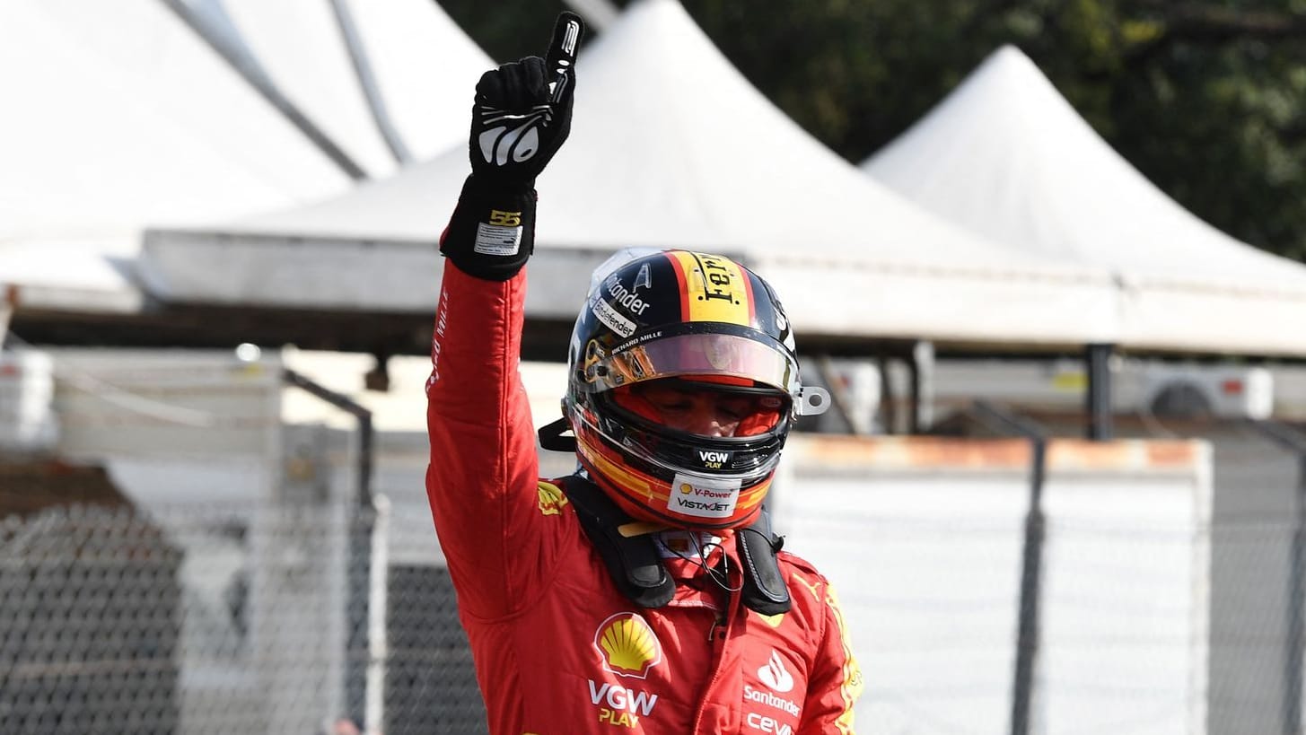 Überglücklich: Ferrari-Pilot Carlos Sainz feiert seine Pole Position in Monza.