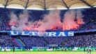 Fans des FC Hansa Rostock zünden Pyrotechnik im Volksparkstadion: Auch außerhalb des Stadions benahmen sich einige Anhänger daneben.