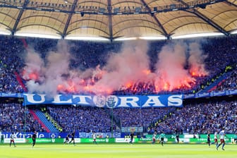 Fans des FC Hansa Rostock zünden Pyrotechnik im Volksparkstadion: Auch außerhalb des Stadions benahmen sich einige Anhänger daneben.