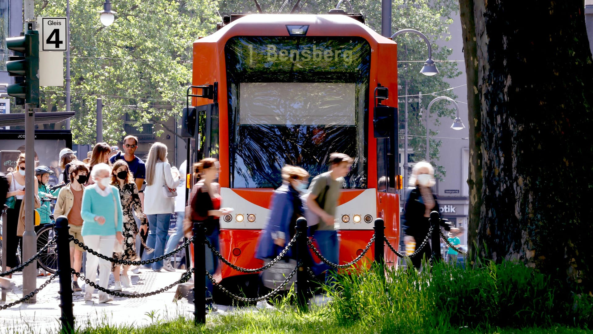 Eine KVB-Bahn der Linie 1 in Richtung Brück (Symbolbild): Die Linien 1,7 und 9 werden bald für einen längeren Zeitraum getrennt.