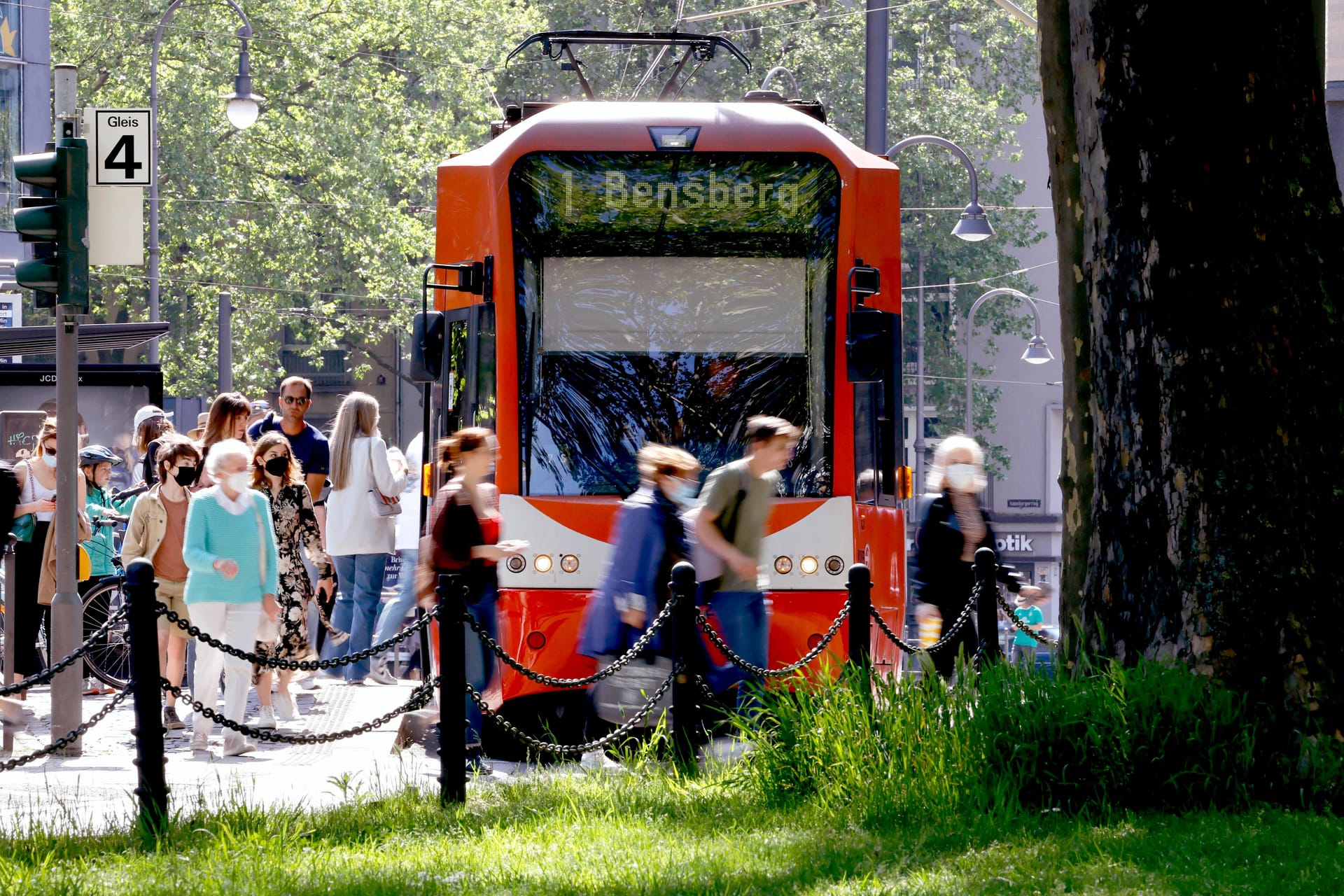 Eine KVB-Bahn der Linie 1 in Richtung Brück (Symbolbild): Die Linien 1,7 und 9 werden bald für einen längeren Zeitraum getrennt.