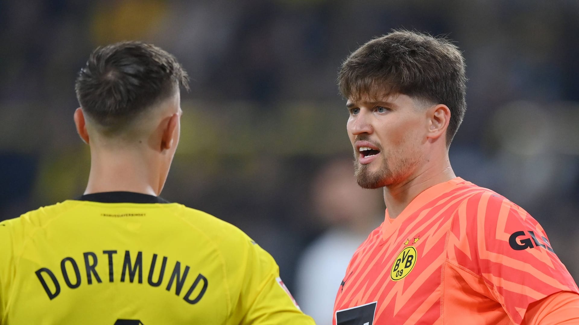 Nicht zufriedenstellend: Nico Schlotterbeck (l.) und Gregor Kobel holten mit dem BVB aus den ersten drei Spielen nur fünf Punkte.