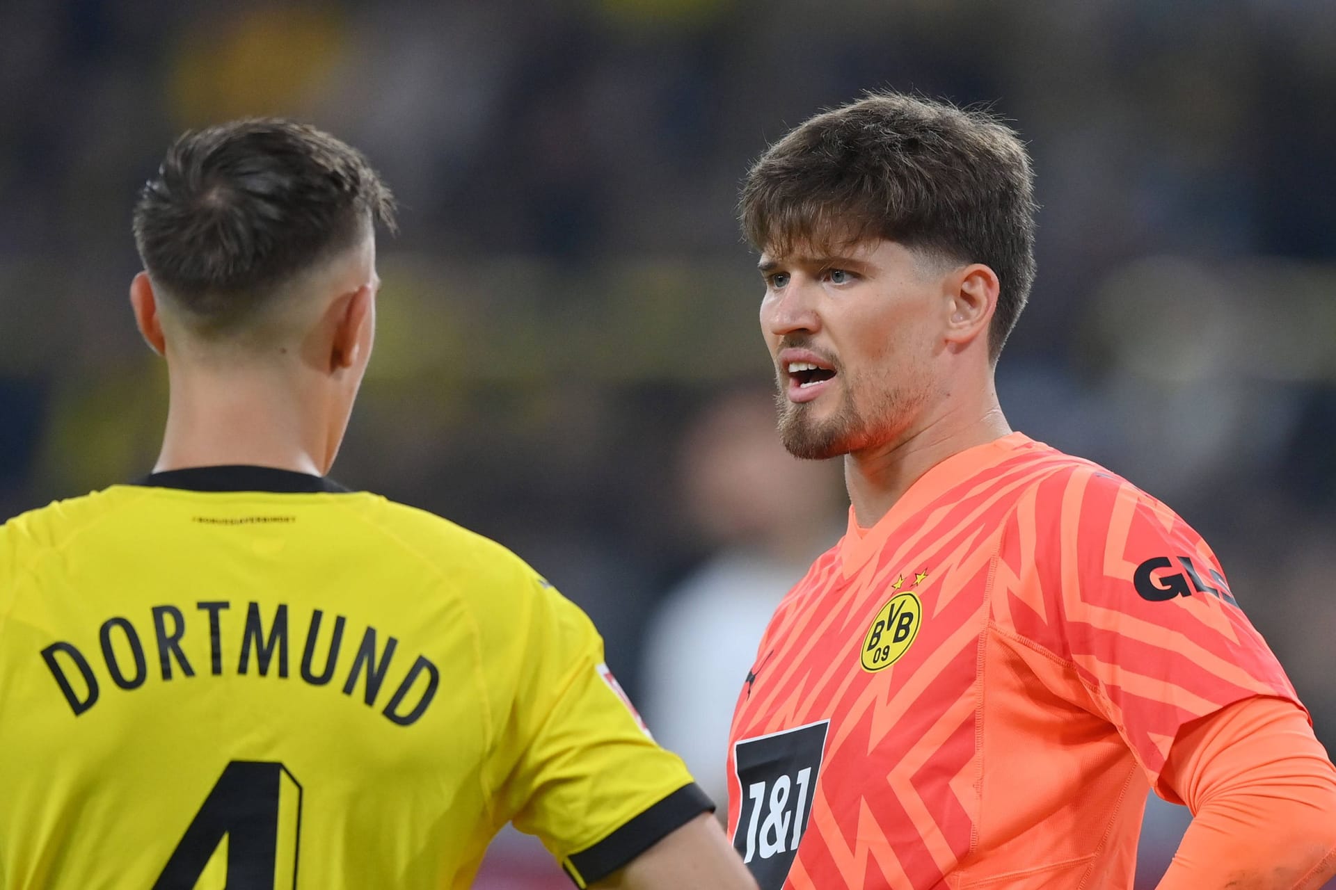 Nicht zufriedenstellend: Nico Schlotterbeck (l.) und Gregor Kobel holten mit dem BVB aus den ersten drei Spielen nur fünf Punkte.
