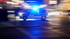 Polizeiauto der Polizei Berlin im Einsatz mit Blaulicht