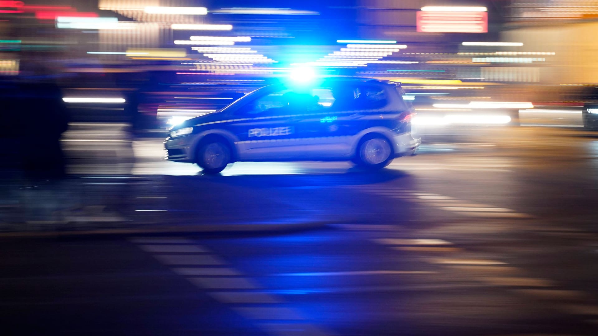 Polizeiauto der Polizei Berlin im Einsatz mit Blaulicht Polizeiauto der Polizei Berlin im Einsatz mit Blaulicht