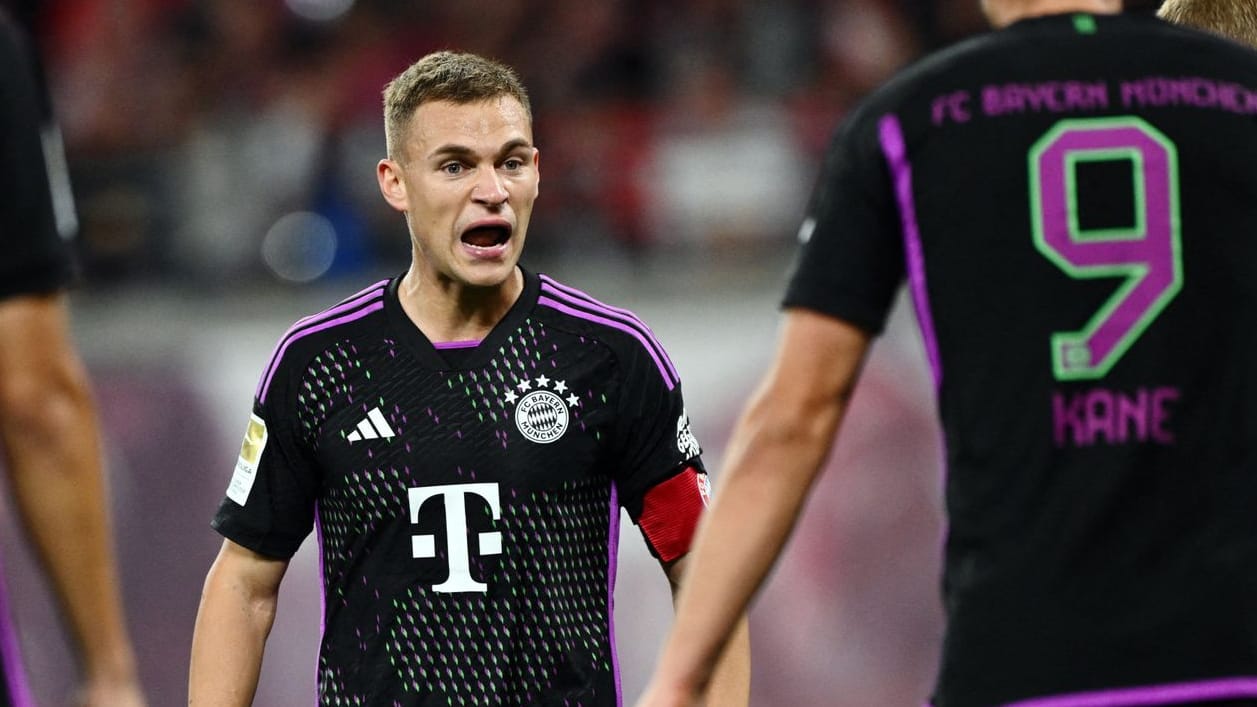 Joshua Kimmich (Mitte) verärgert: Gegen Leipzig konnte Bayern nur ein Remis erkämpfen.