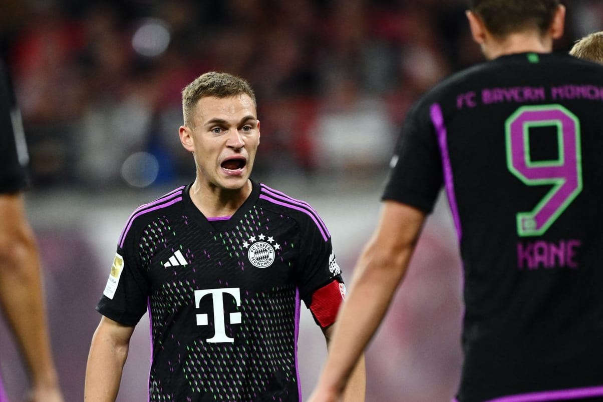 Joshua Kimmich (Mitte) verärgert: Gegen Leipzig konnte Bayern nur ein Remis erkämpfen.