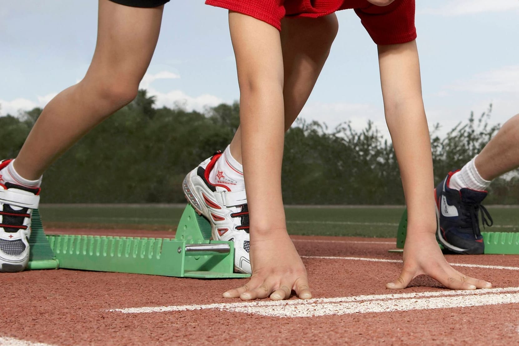 Ein Schüler im Startblock (Symbolbild): In den USA ist ein Zwölfjähriger beim Sportunterricht gestorben.