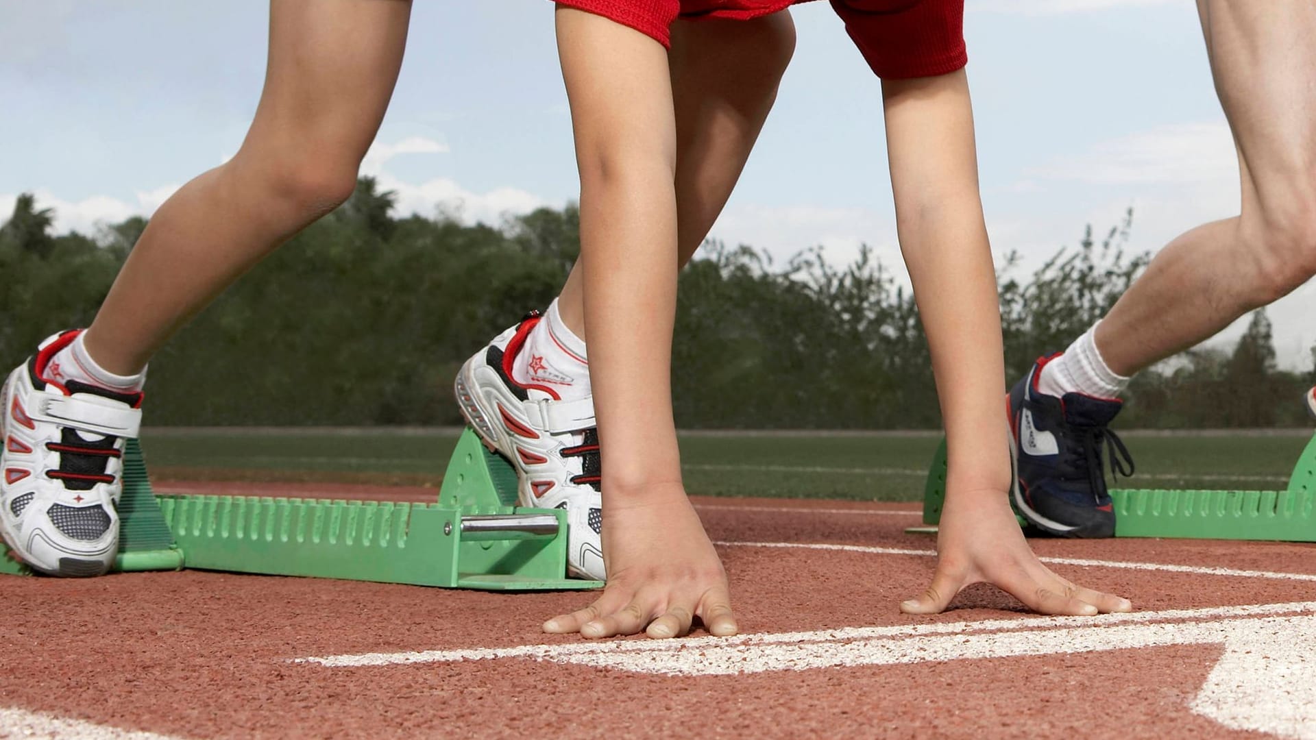 Ein Schüler im Startblock (Symbolbild): In den USA ist ein Zwölfjähriger beim Sportunterricht gestorben.