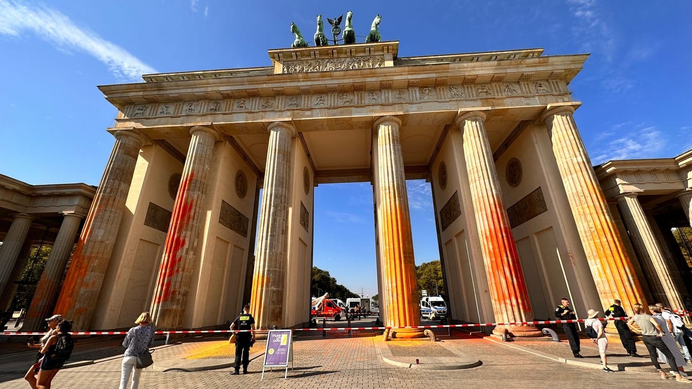 Mitglieder der Klimaschutzgruppe Letzte Generation haben das Brandenburger Tor in Berlin mit oranger Farbe angesprüht.