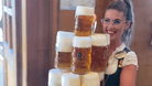 Hoch die Krüge! Videos der bayerischen Wiesn-Kellnerin werden millionenfach in diesen Tagen angeklickt.