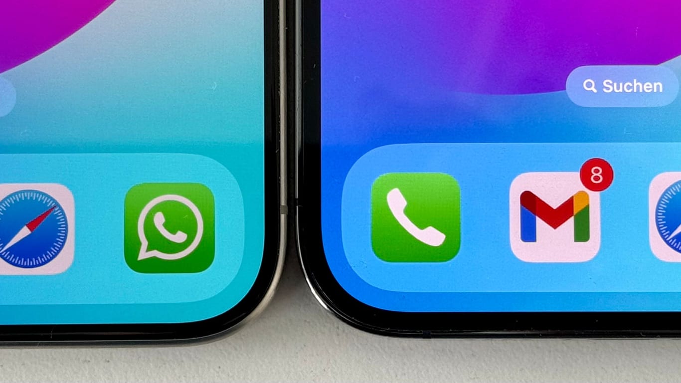 Links iPhone 15 Pro Max, rechts iPhone 14 Pro Max. Klar zu erkennen sind die dünneren Displayränder des neueren Geräts.