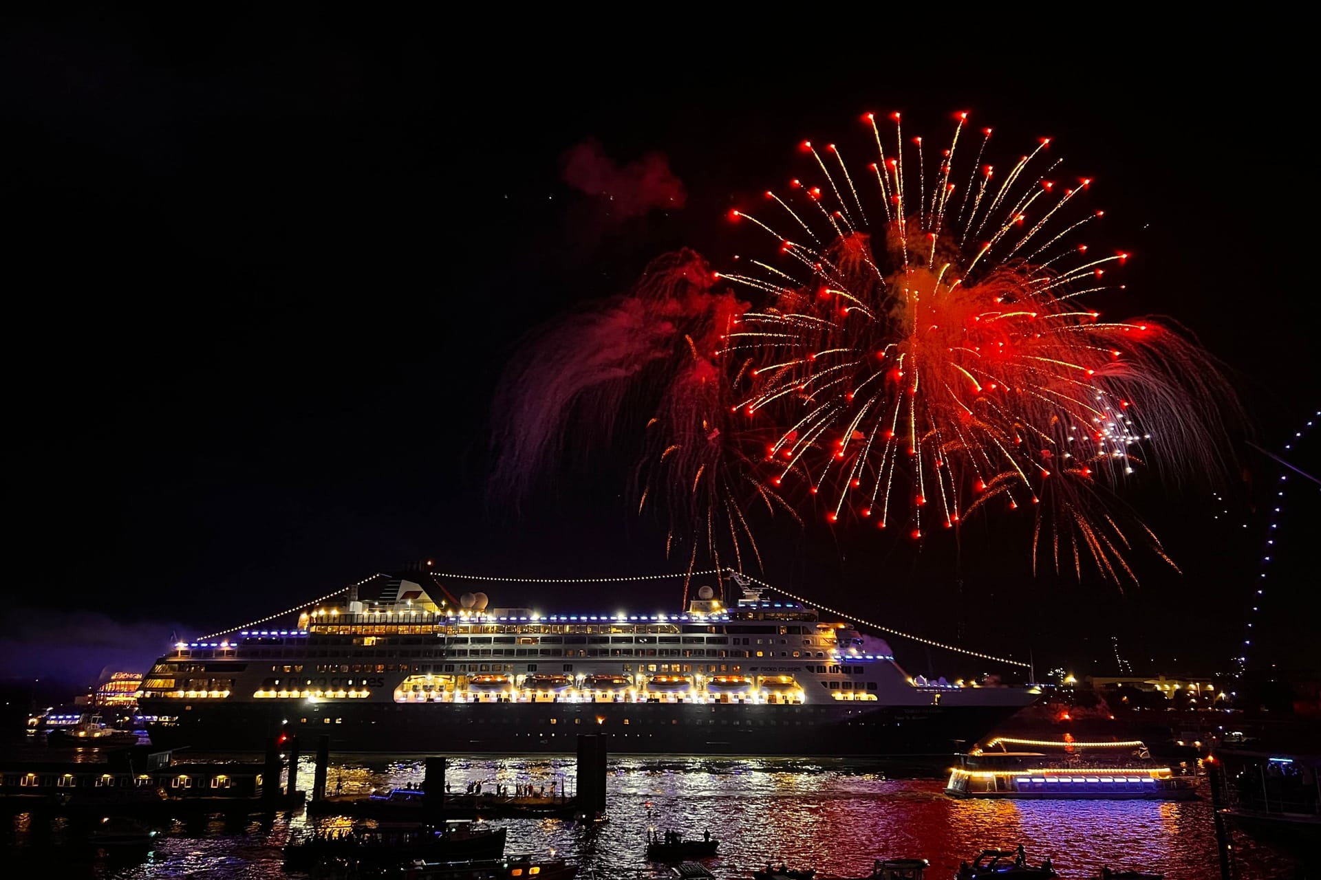 Feuerwerk über einem Kreuzfahrtschiff: Damit die Reise in schöner Erinnerung bleibt, sollte man sich an gewisse Regeln halten.