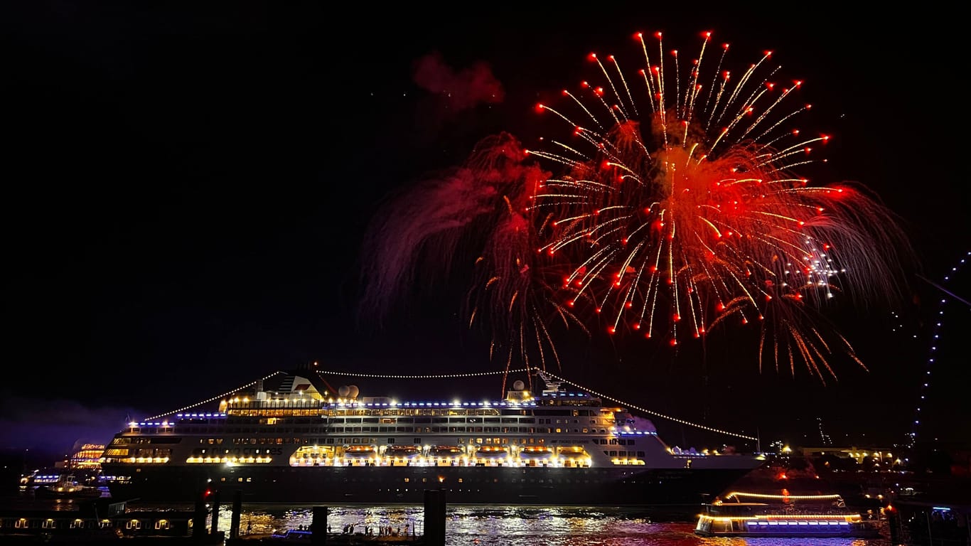 Feuerwerk über einem Kreuzfahrtschiff: Damit die Reise in schöner Erinnerung bleibt, sollte man sich an gewisse Regeln halten.