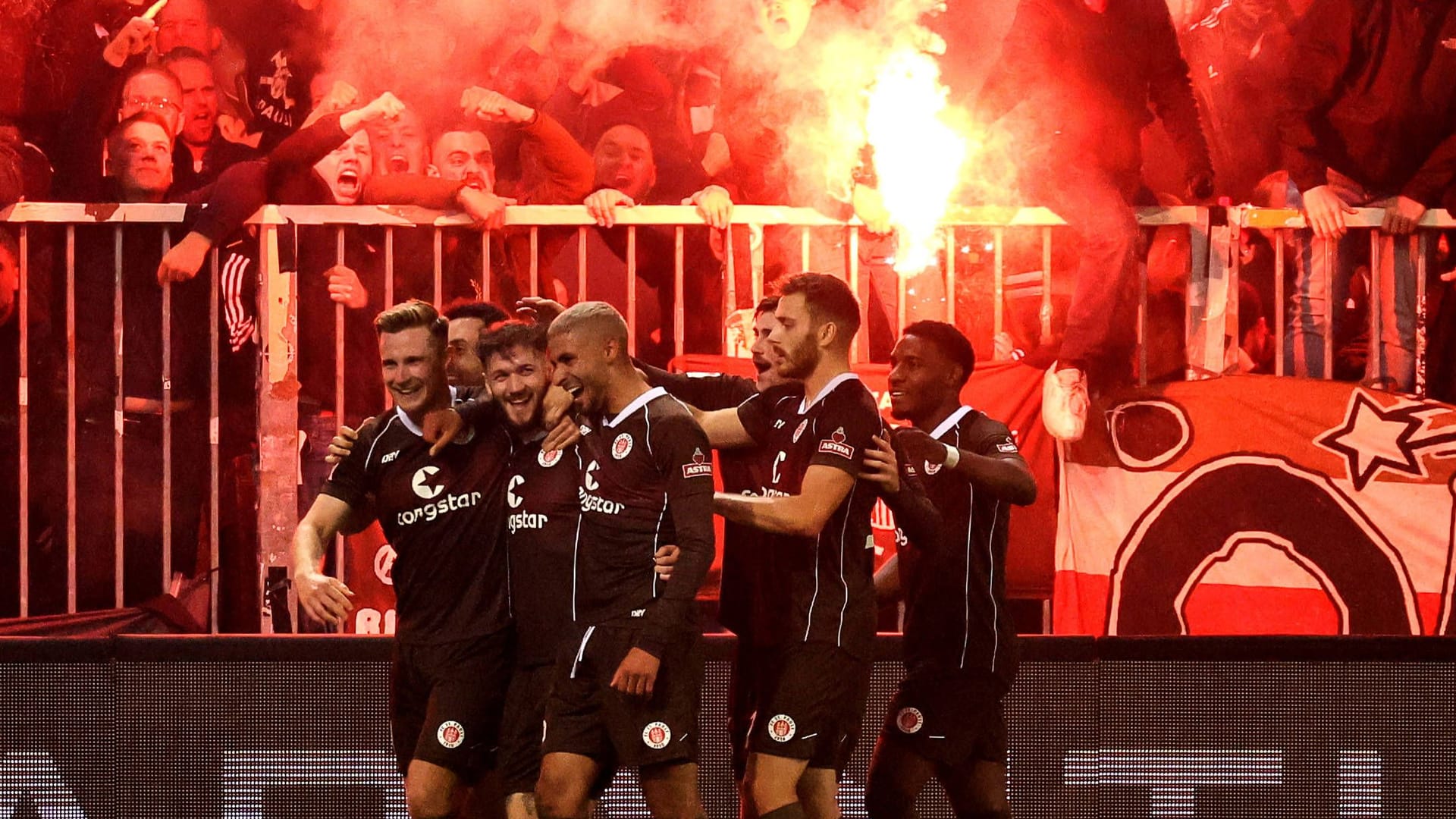 Hitzige Atmosphäre am Millerntor: St. Pauli jubelt über den nächsten Sieg.