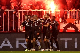 Hitzige Atmosphäre am Millerntor: St. Pauli jubelt über den nächsten Sieg.