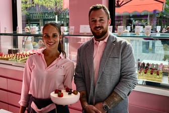 Betriebsleiter Jakob Fitting mit einer Mitarbeiterin in Deutschlands erstem "EL&N-Café" an der Schadowstraße.
