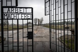 Das ehemalige Konzentrationslager Sachsenhausen: Die Nazis hatten den zynischen Spruch "Arbeit macht frei" am Eingang angebracht.