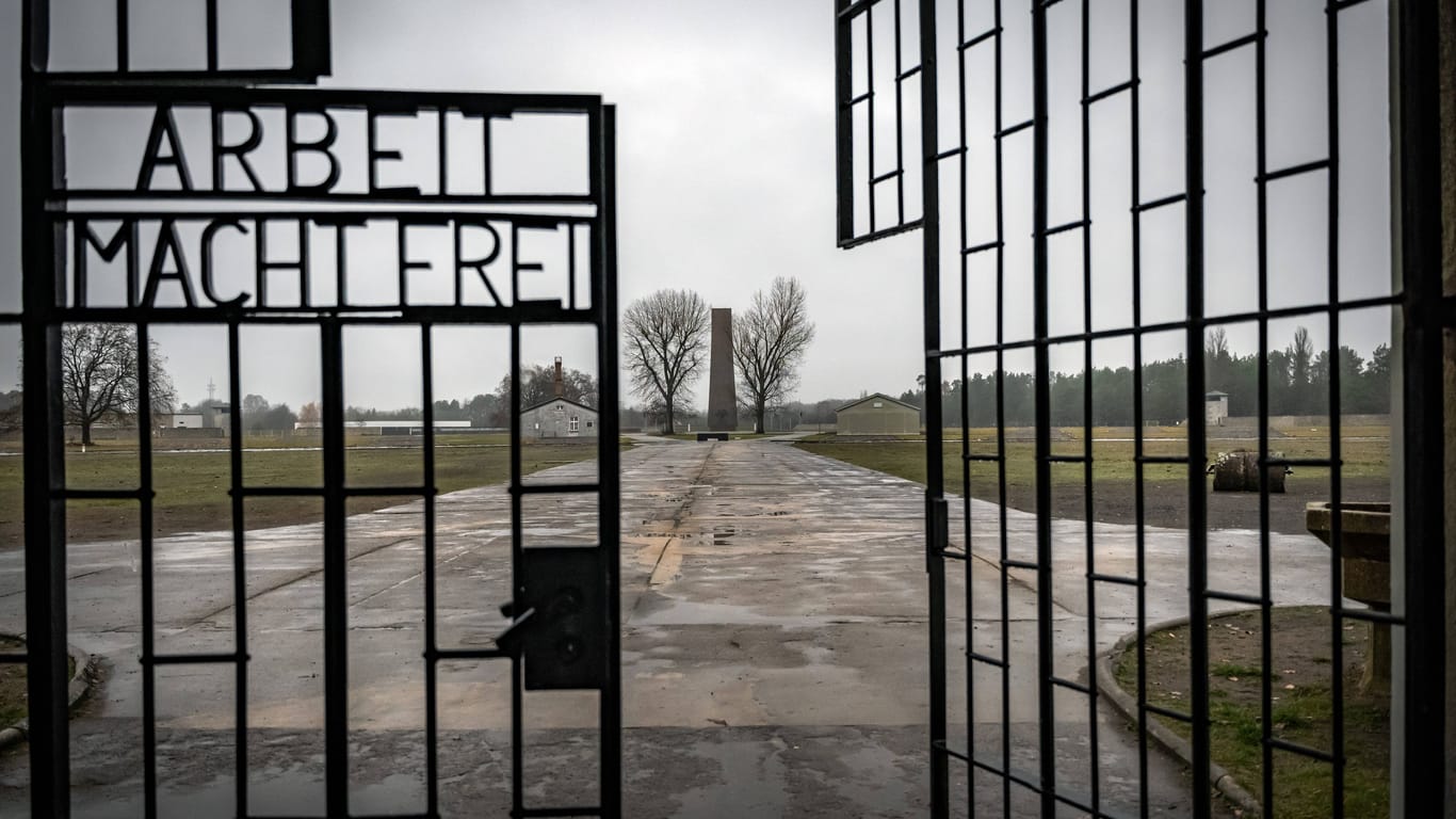 Das ehemalige Konzentrationslager Sachsenhausen: Die Nazis hatten den zynischen Spruch "Arbeit macht frei" am Eingang angebracht.