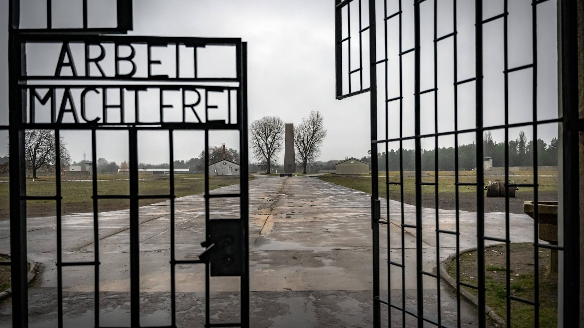 Das ehemalige Konzentrationslager Sachsenhausen: Die Nazis hatten den zynischen Spruch "Arbeit macht frei" am Eingang angebracht. Das ehemalige Konzentrationslager Sachsenhausen: Die Nazis hatten den zynischen Spruch "Arbeit macht frei" am Eingang angebracht.