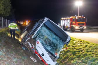 Der verunfallte Bus: Die Front des Fahrzeugs wurde komplett zerstört.
