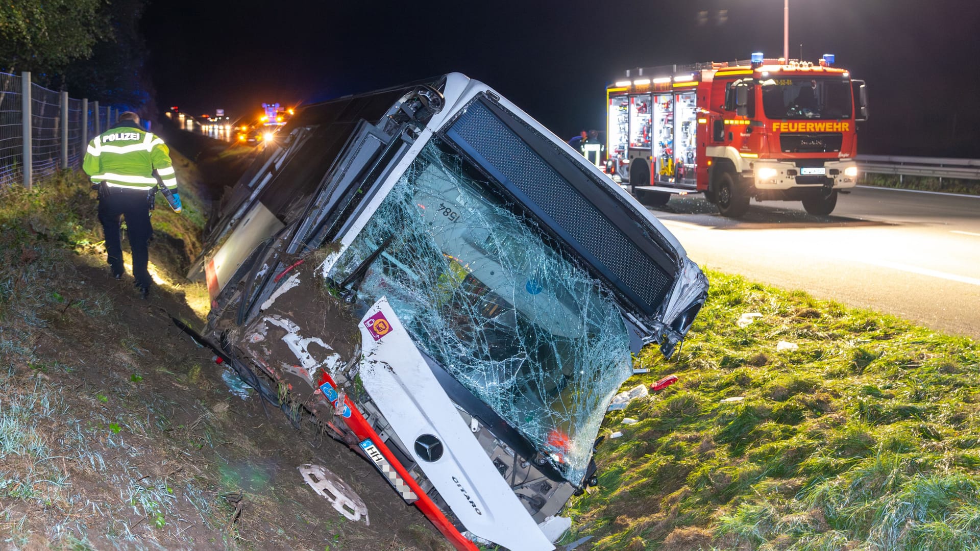 Der verunfallte Bus: Die Front des Fahrzeugs wurde komplett zerstört.