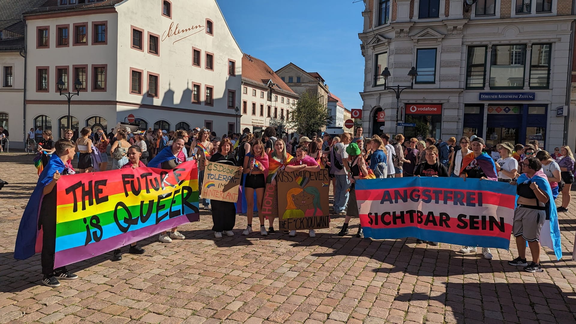 Zwischenkundgebung auf dem Obermarkt: Die Veranstalter forderten die Stadt Döbeln zum Bau von kostenfreien genderneutralen Toiletten auf.