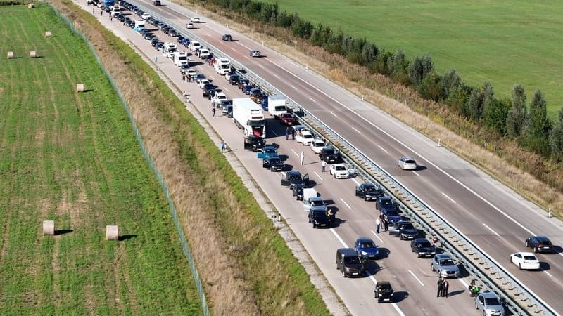 Der Verkehr staut sich auf der Autobahn 24 in Richtung Berlin.