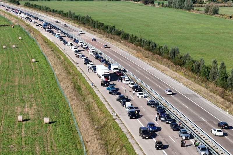 Der Verkehr staut sich auf der Autobahn 24 in Richtung Berlin.