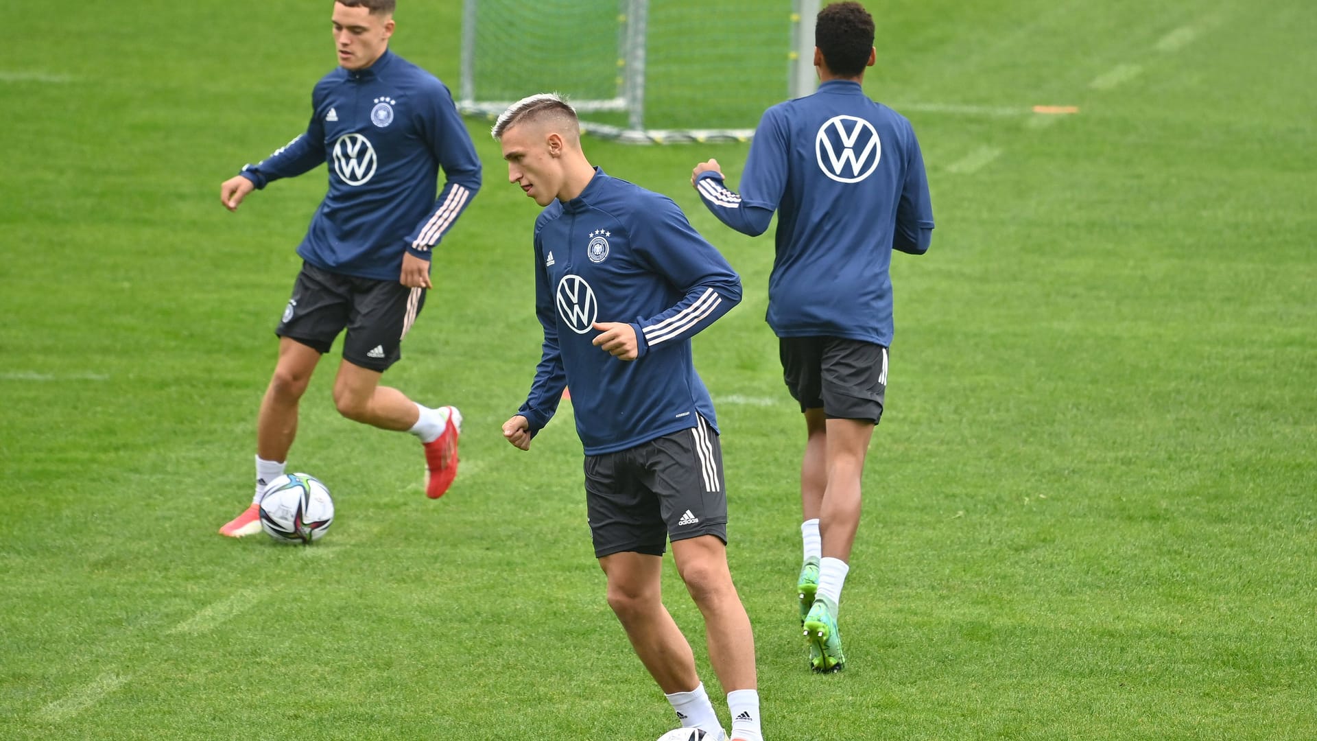 Florian Wirtz (l.), Nico Schlotterbeck (m.) und Jamal Musiala (r.) können die Zukunft des DFB prägen.