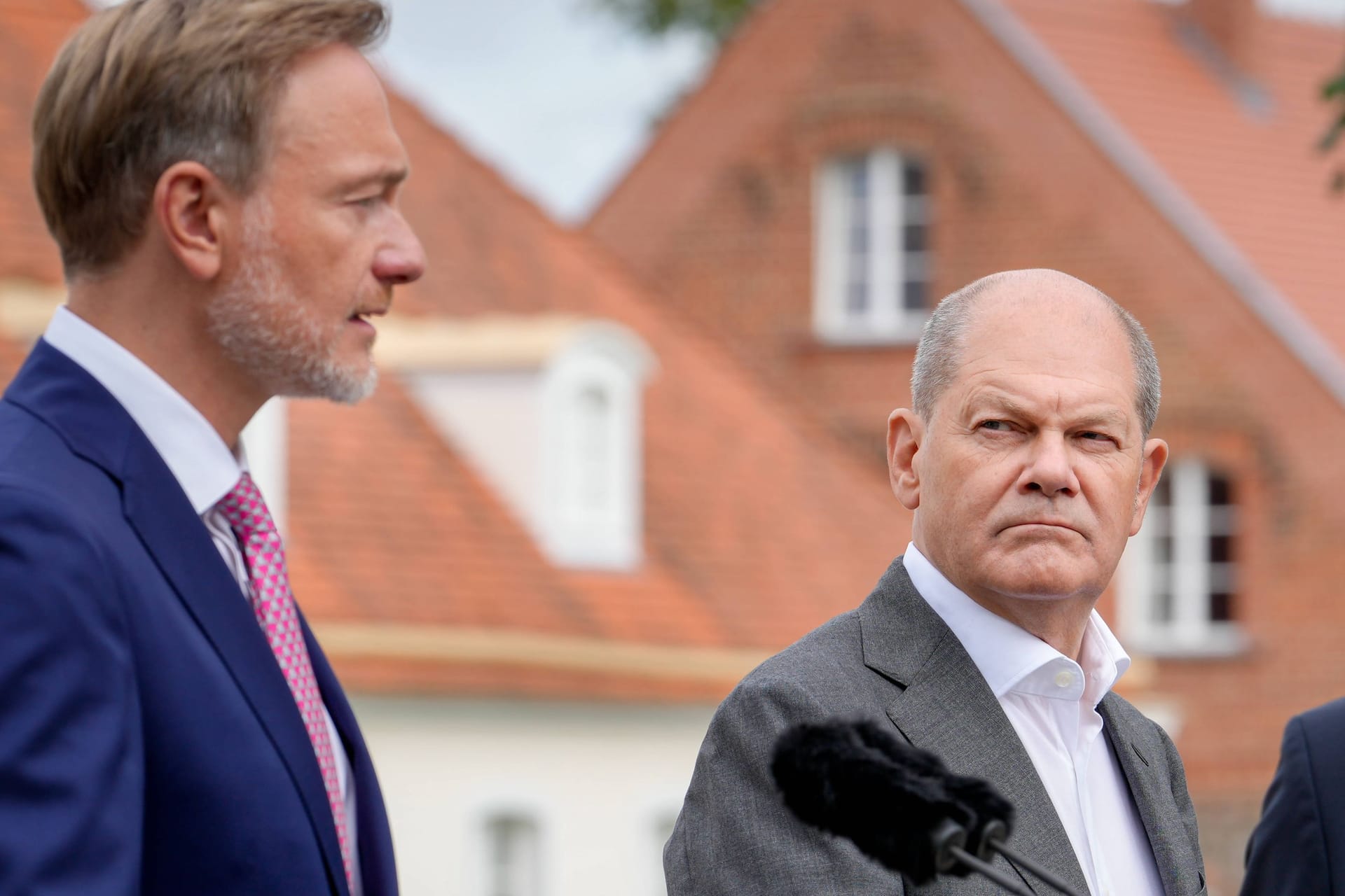 Olaf Scholz, Bundeskanzler (m) auf einer Pressekonferenz des Bundeskabinetts (Archivbild): Er will seinen Kurs trotz schlechter Umfragewerte weiterverfolgen.