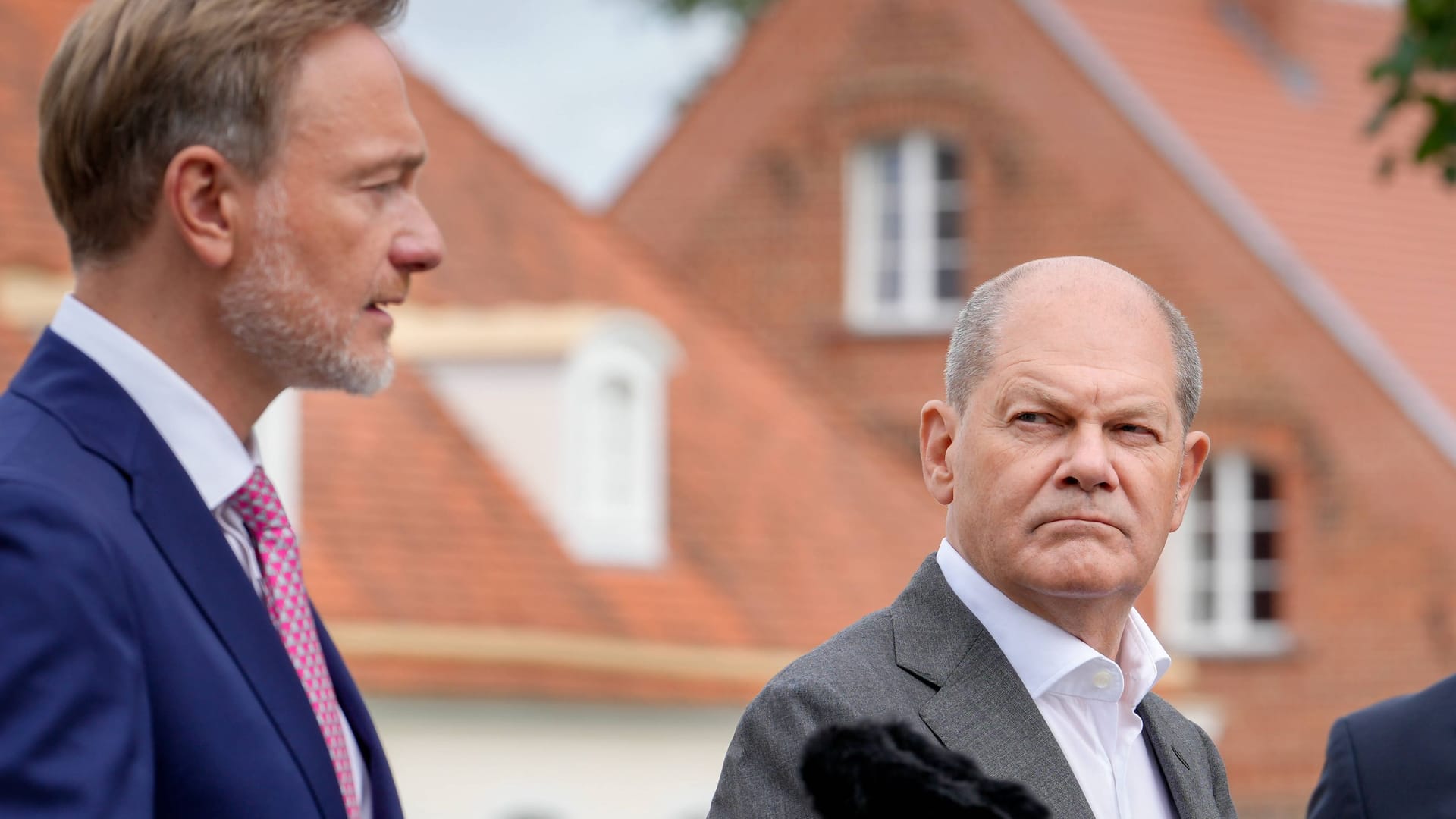 Olaf Scholz, Bundeskanzler (m) auf einer Pressekonferenz des Bundeskabinetts (Archivbild): Er will seinen Kurs trotz schlechter Umfragewerte weiterverfolgen.