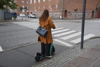 Junge Frau auf einem E-Scooter (Symbolbild):