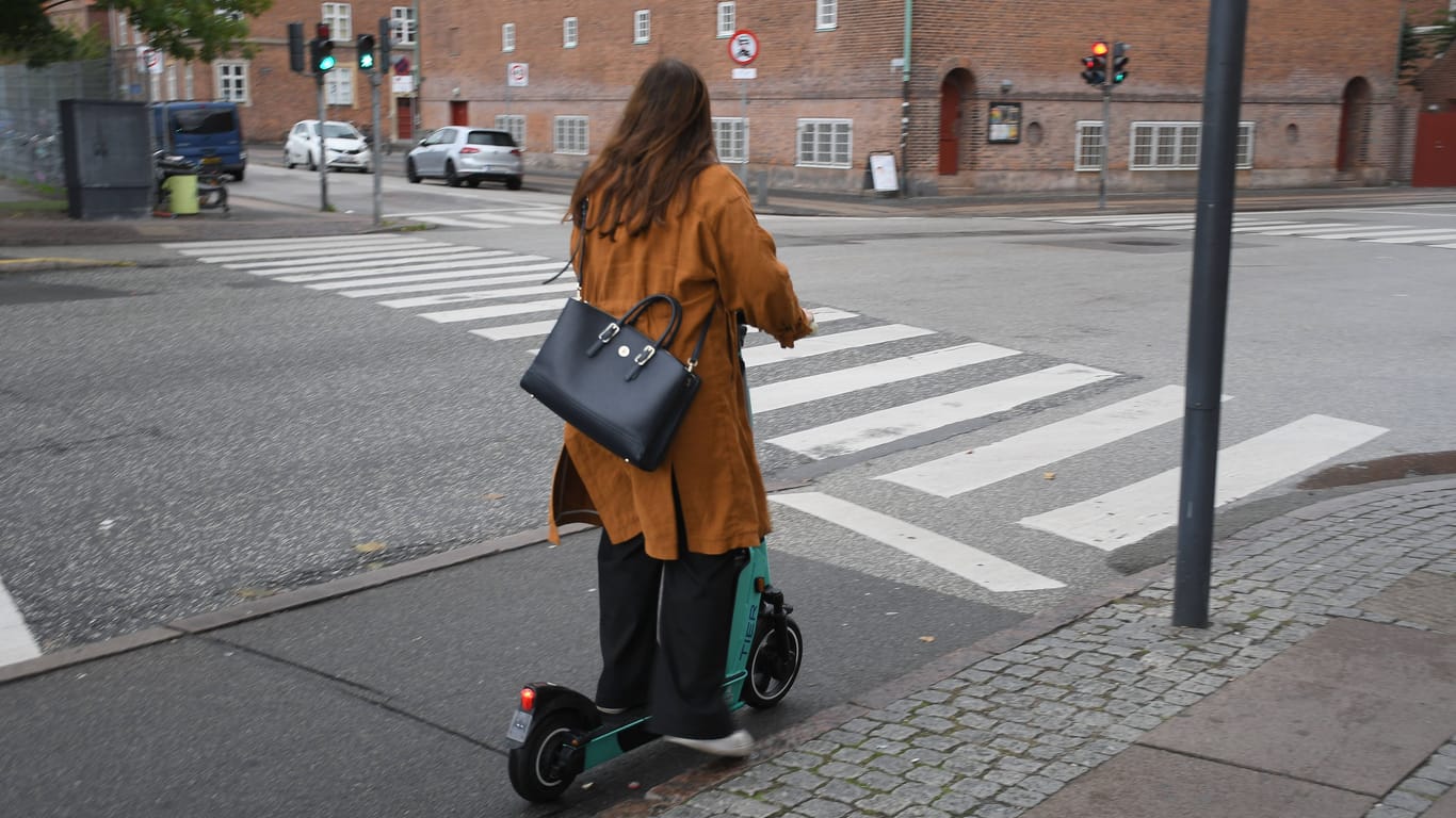 Junge Frau auf einem E-Scooter (Symbolbild):